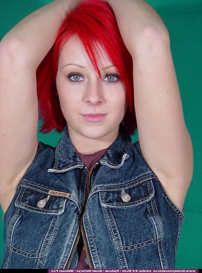 20P Pictures of teen hottie Lindsey Marshal stripping naked for you