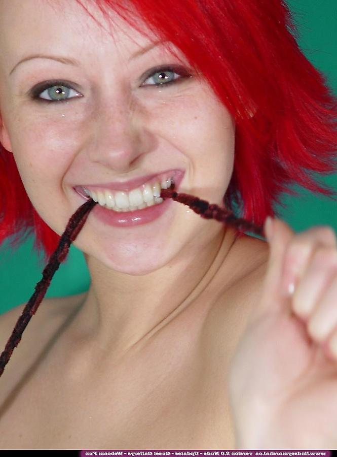 20P Pictures of teen hottie Lindsey Marshal stripping naked for you