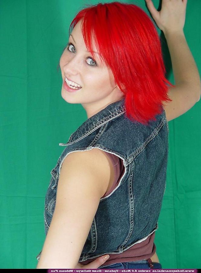 20P Pictures of teen hottie Lindsey Marshal stripping naked for you