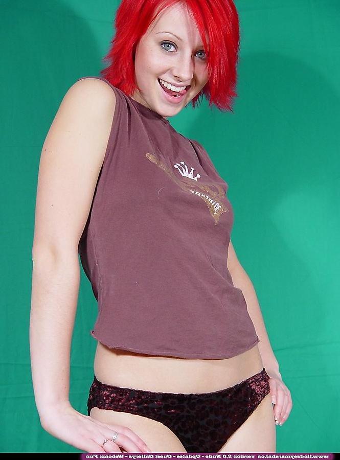 20P Pictures of teen hottie Lindsey Marshal stripping naked for you