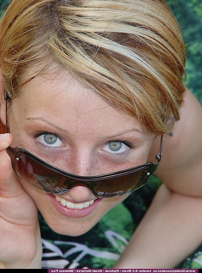 20P Pictures of Lindsey Marshal stripping totally nude outside