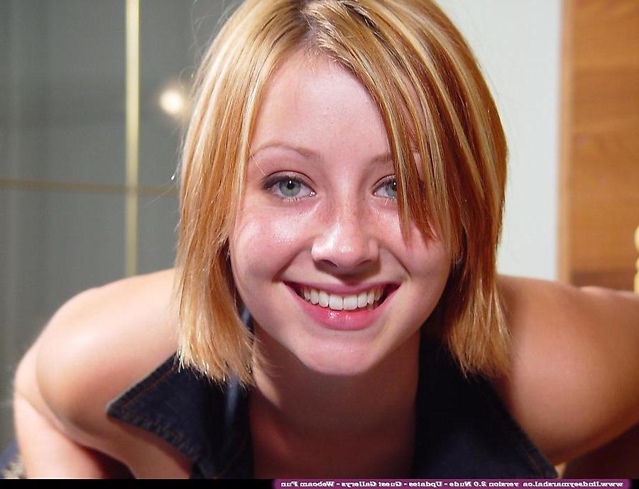 20P Pictures of Lindsey Marshal stripping for sex