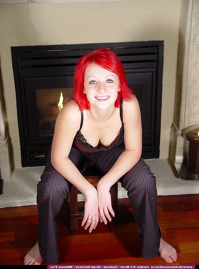 20P Pictures of Lindsey Marshal stripping nude for you