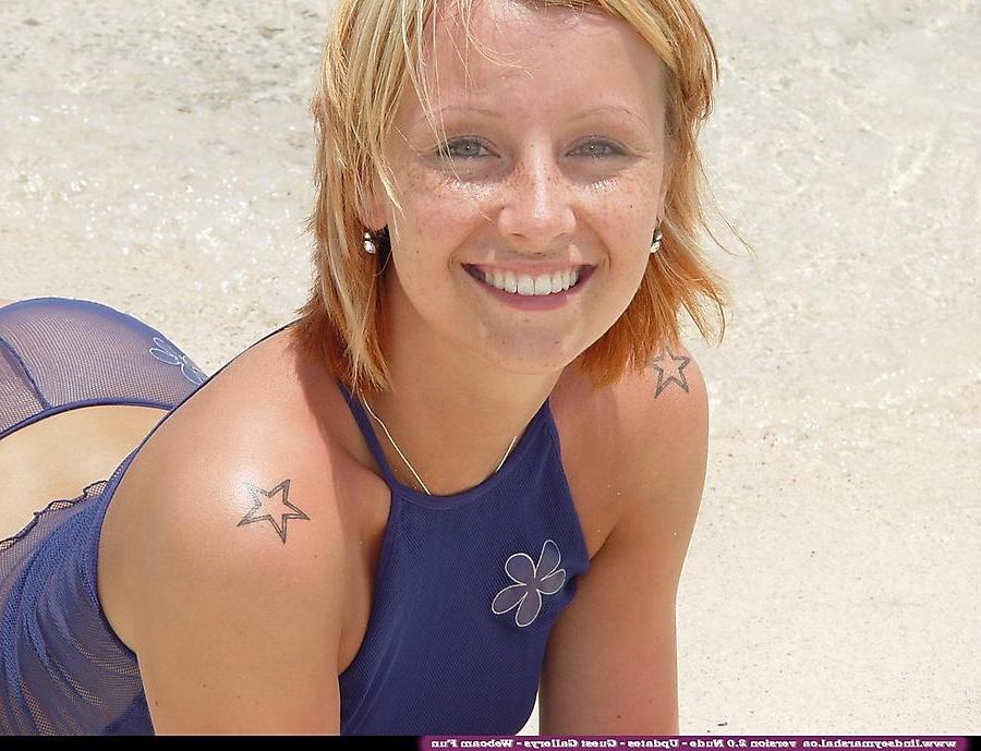 20P Pictures of teen amateur Lindsey Marshal totally naked on a beach