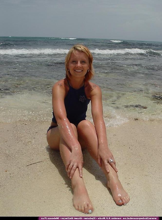 20P Pictures of teen amateur Lindsey Marshal totally naked on a beach