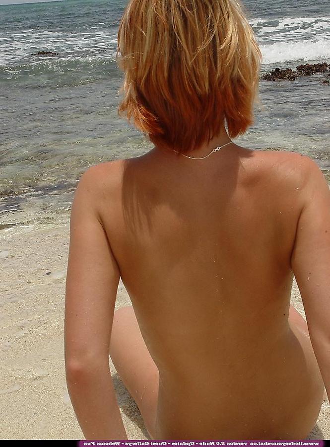 20P Pictures of teen amateur Lindsey Marshal totally naked on a beach