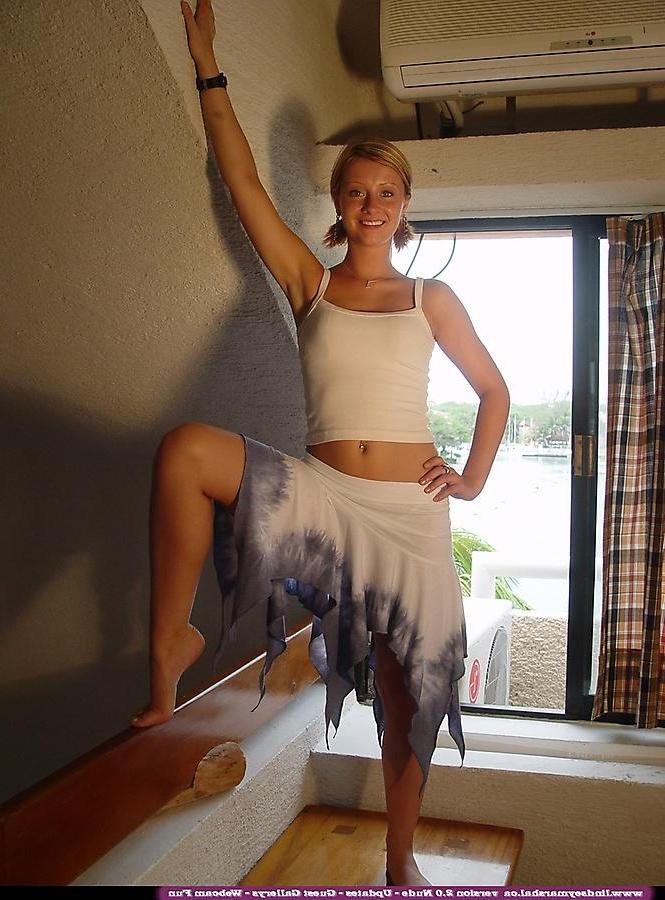 20P Pictures of Lindsey Marshal getting naked for you