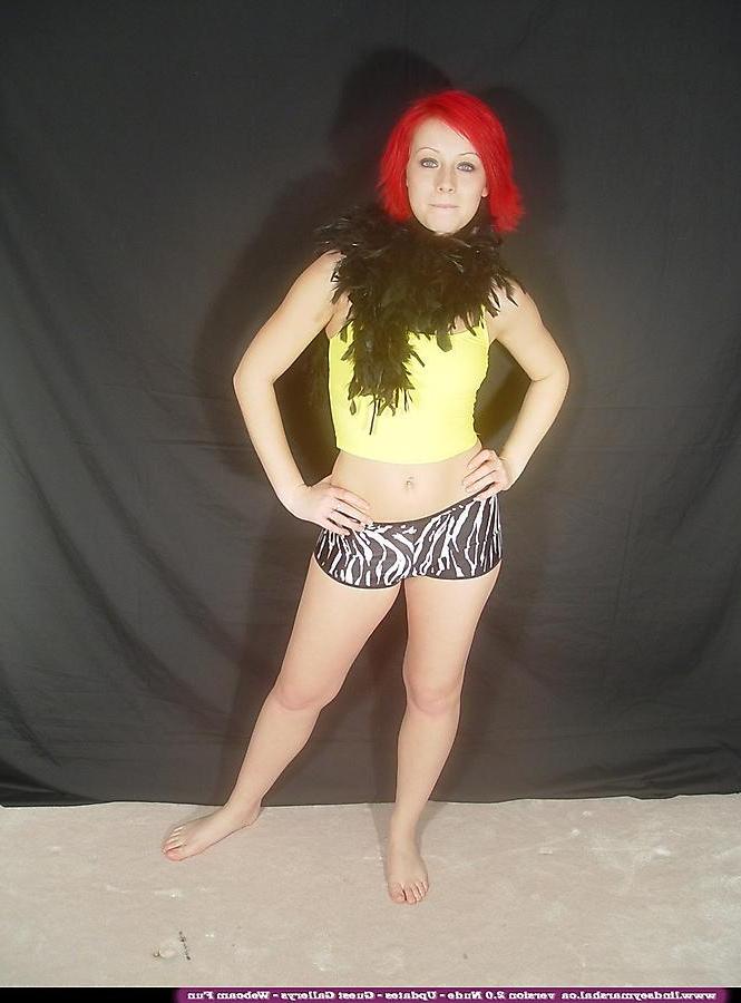 20P Pictures of teen Lindsey Marshal stripping nude with a feather boa