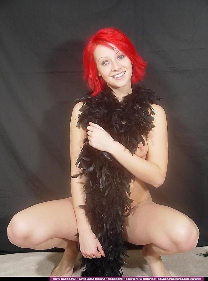 20P Pictures of teen Lindsey Marshal stripping nude with a feather boa
