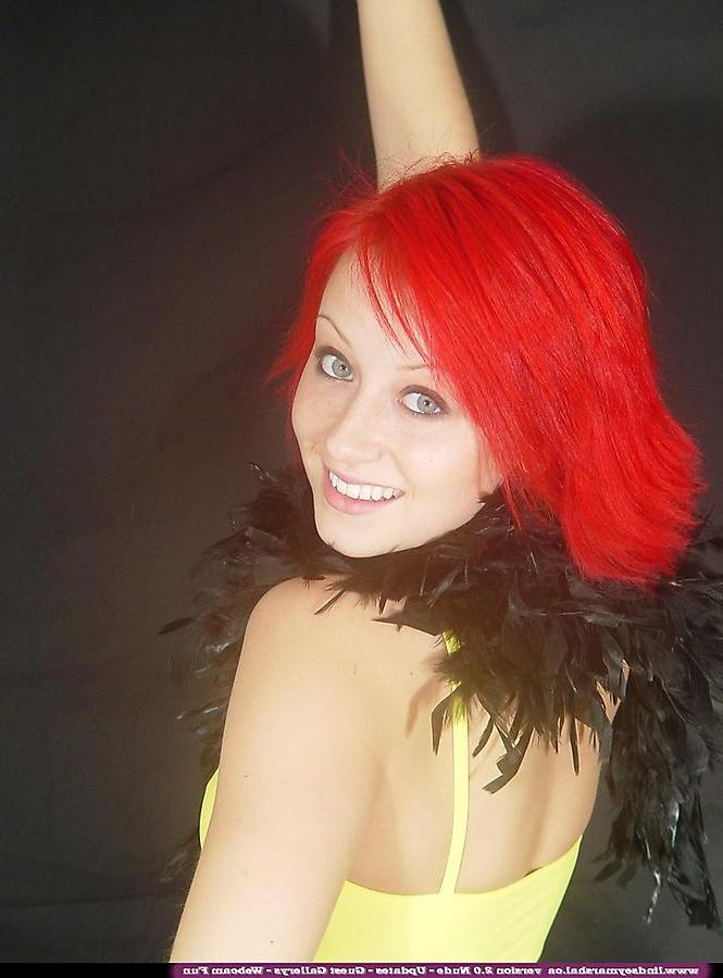 20P Pictures of teen Lindsey Marshal stripping nude with a feather boa