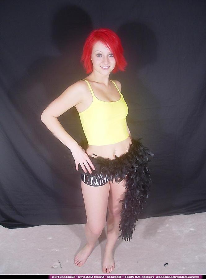 20P Pictures of teen Lindsey Marshal stripping nude with a feather boa