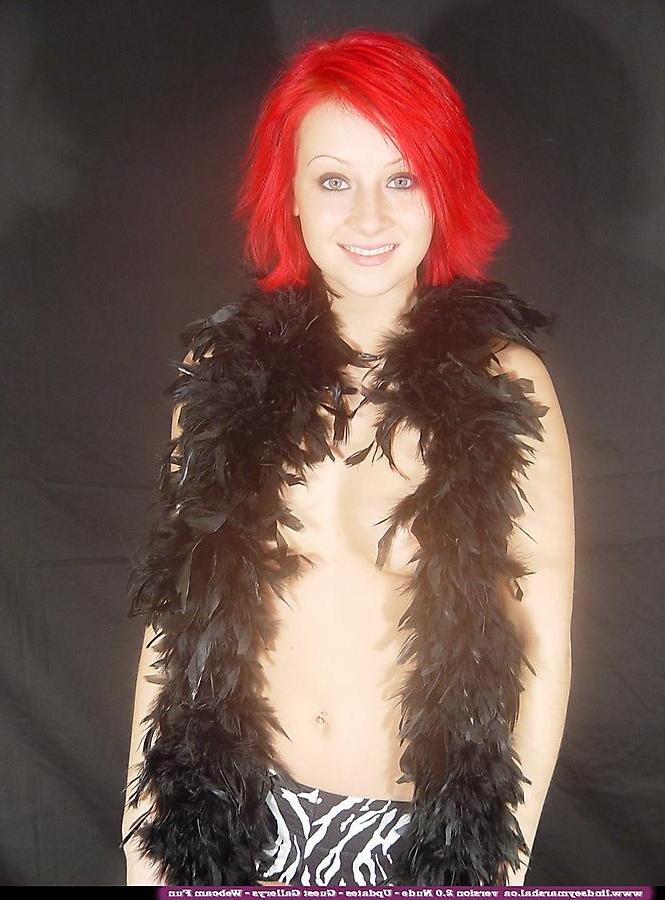 20P Pictures of teen Lindsey Marshal stripping nude with a feather boa