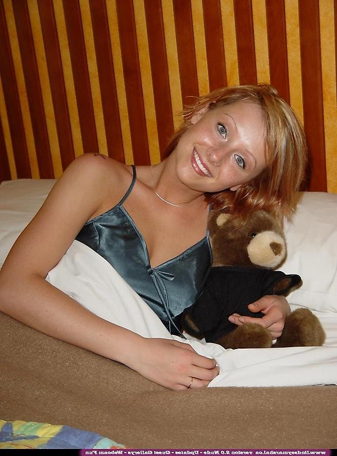 20P Pictures of Lindsey Marshal stripping nude in bed for you