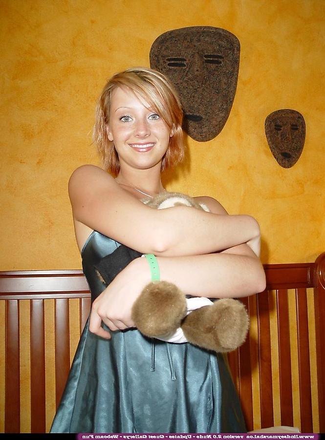 20P Pictures of Lindsey Marshal stripping nude in bed for you