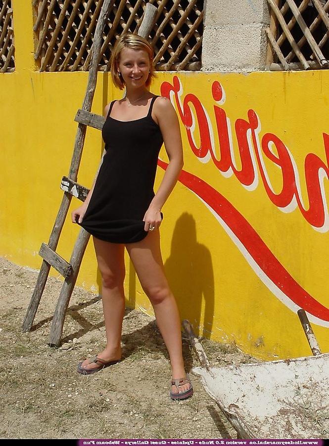 20P Pictures of Lindsey Marshal getting naked outside