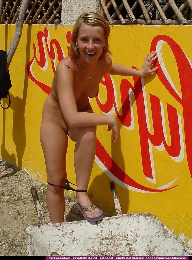 20P Pictures of Lindsey Marshal getting naked outside