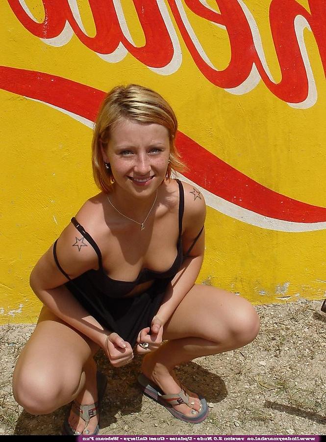 20P Pictures of Lindsey Marshal getting naked outside