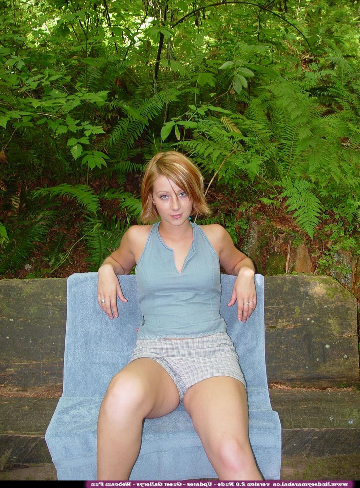 20P Pictures of Lindsey Marshal showing you her pussy outside