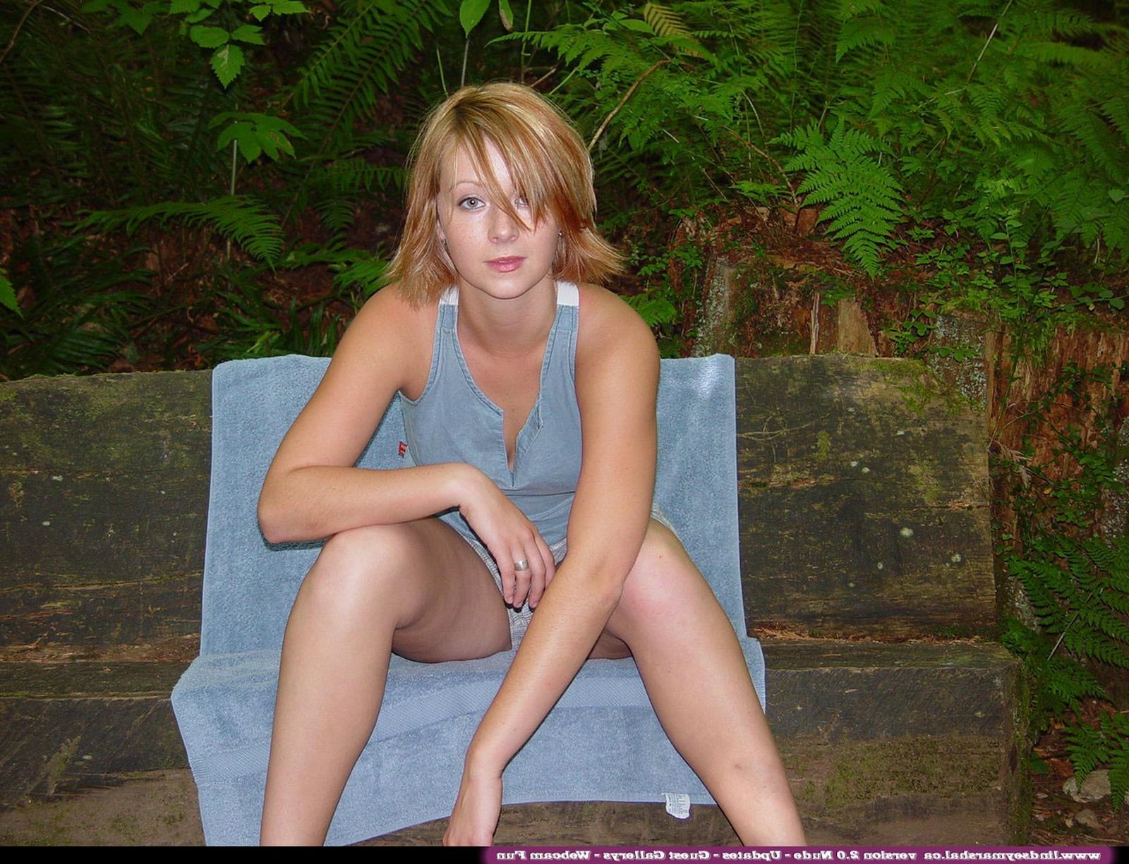 20P Pictures of Lindsey Marshal showing you her pussy outside