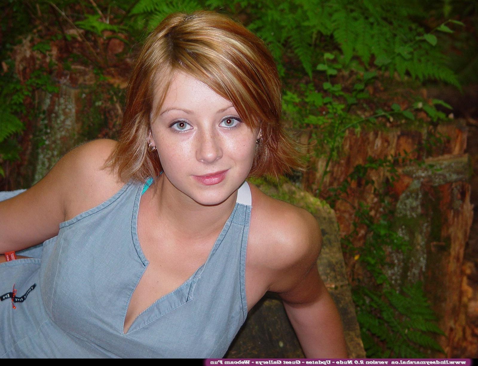 20P Pictures of Lindsey Marshal showing you her pussy outside