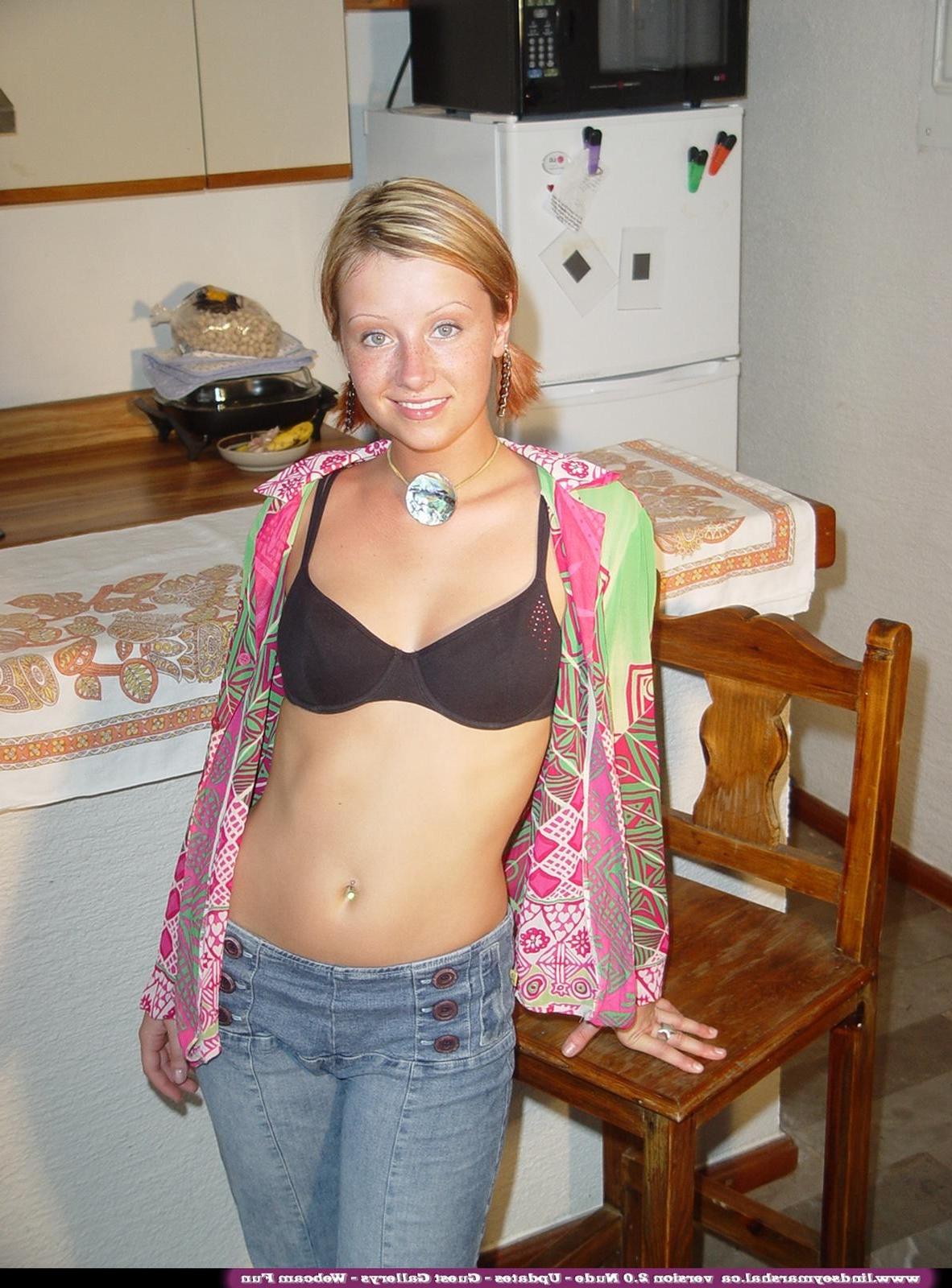 20P Pictures of teen amateur Lindsey Marshal goofing off at home