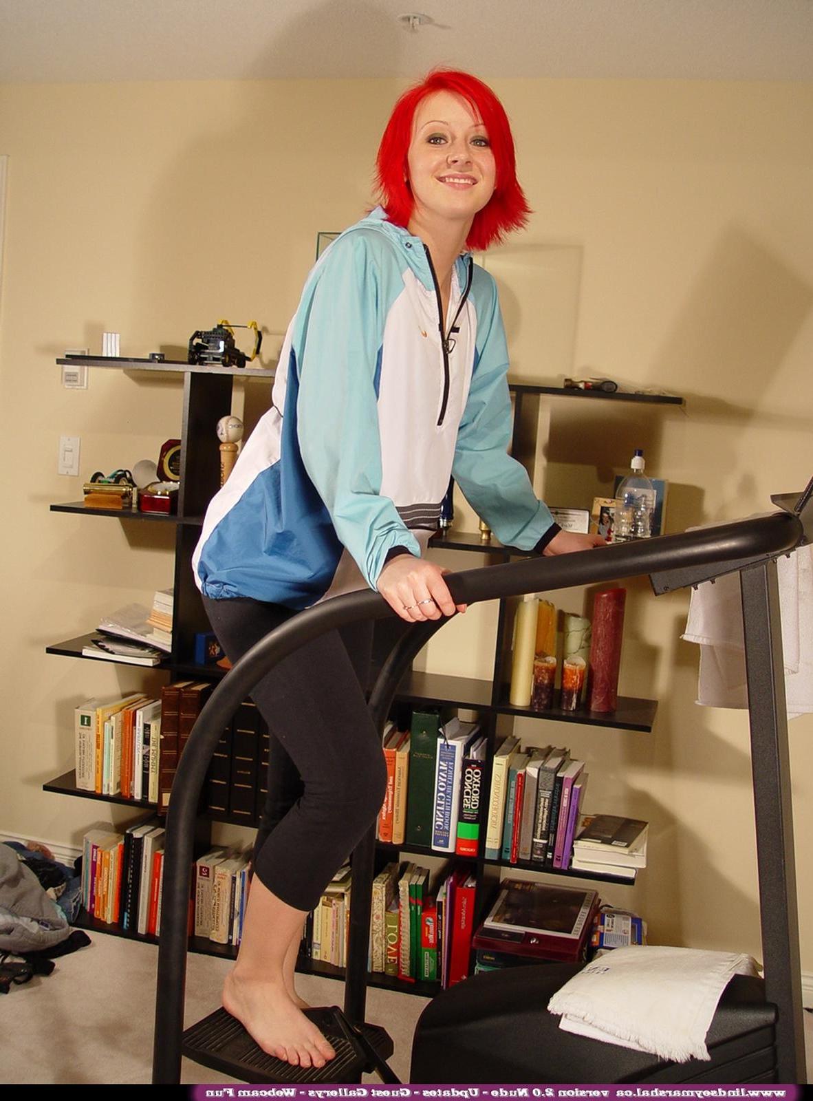 20P Pictures of Lindsey Marshal getting hot while working out
