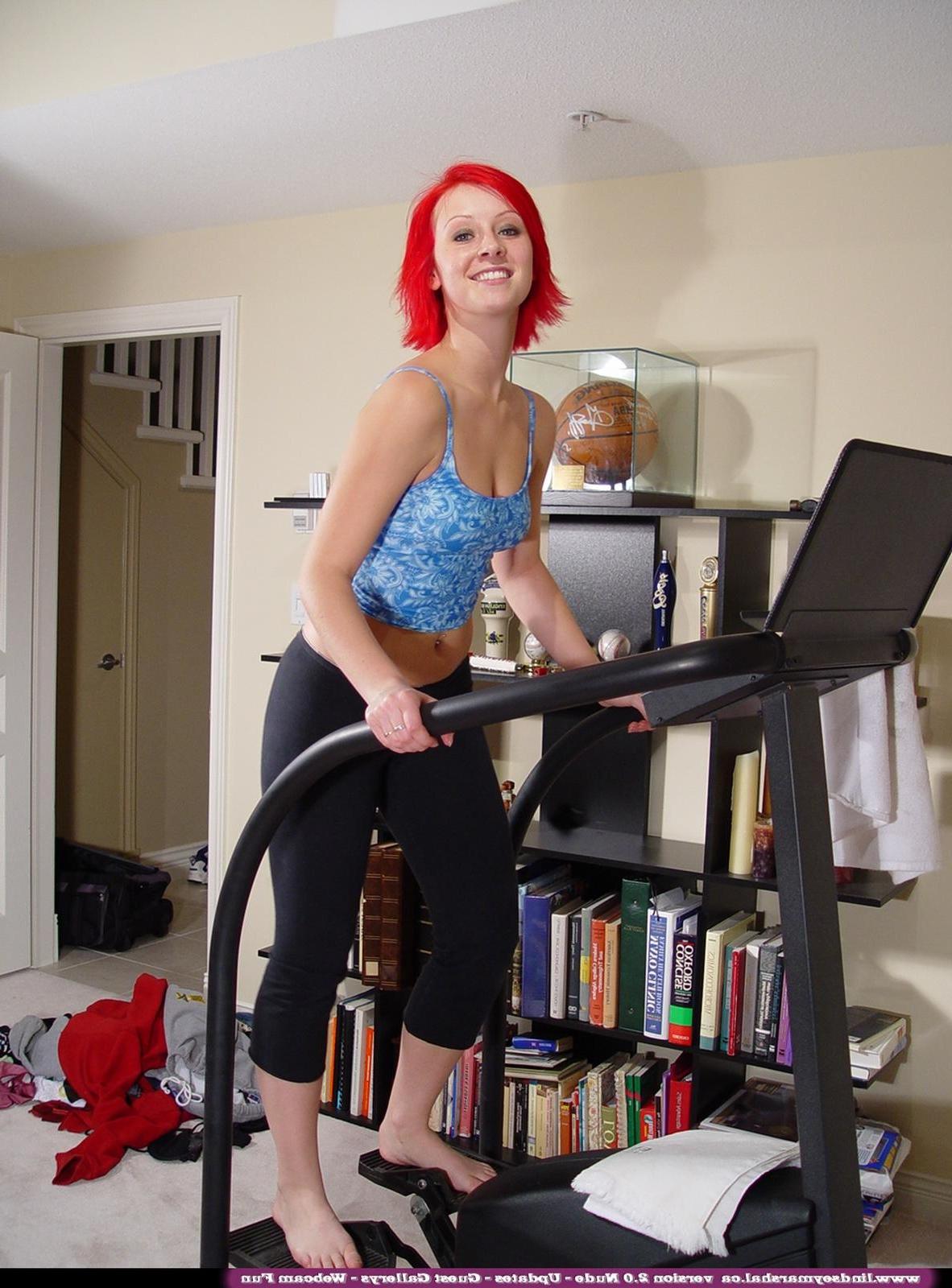 20P Pictures of Lindsey Marshal getting hot while working out