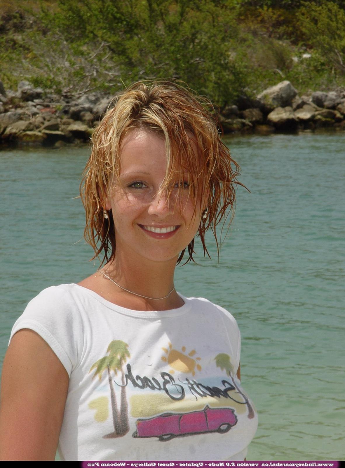 20P Pictures of Lindsey Marshal all naked on a beach