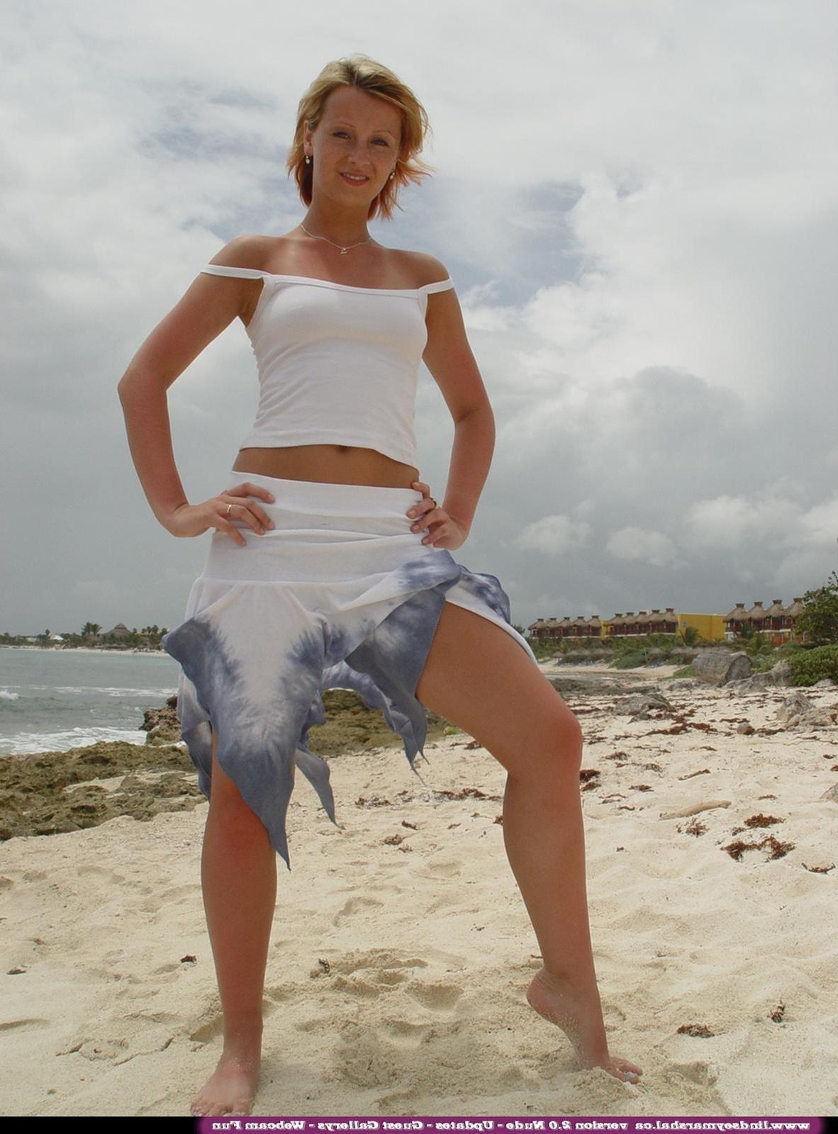 20P Pictures of teen girl Lindsey Marshal all nude on a beach