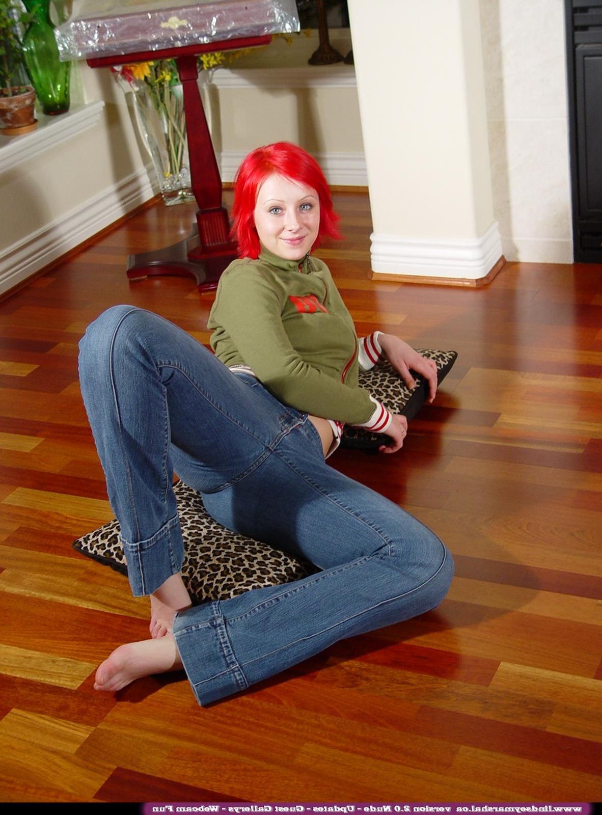20P Pictures of Lindsey Marshal getting naked on her living room floor