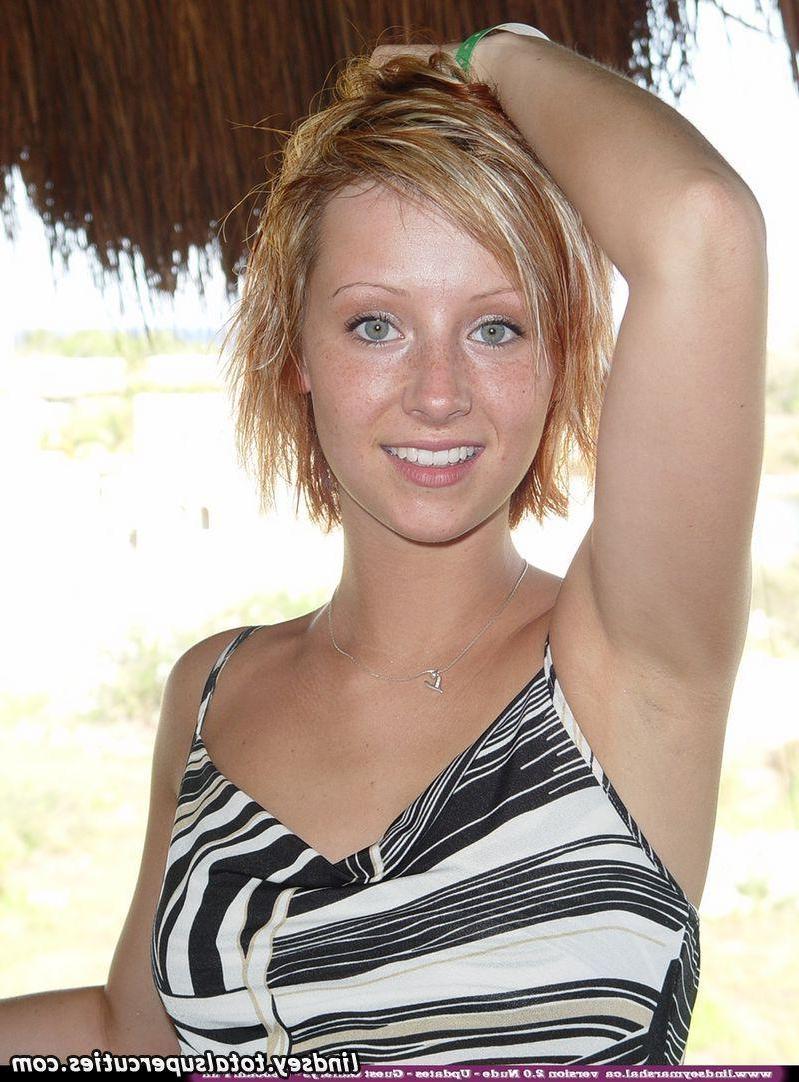 20P Pictures of Lindsey Marshal getting naked for you