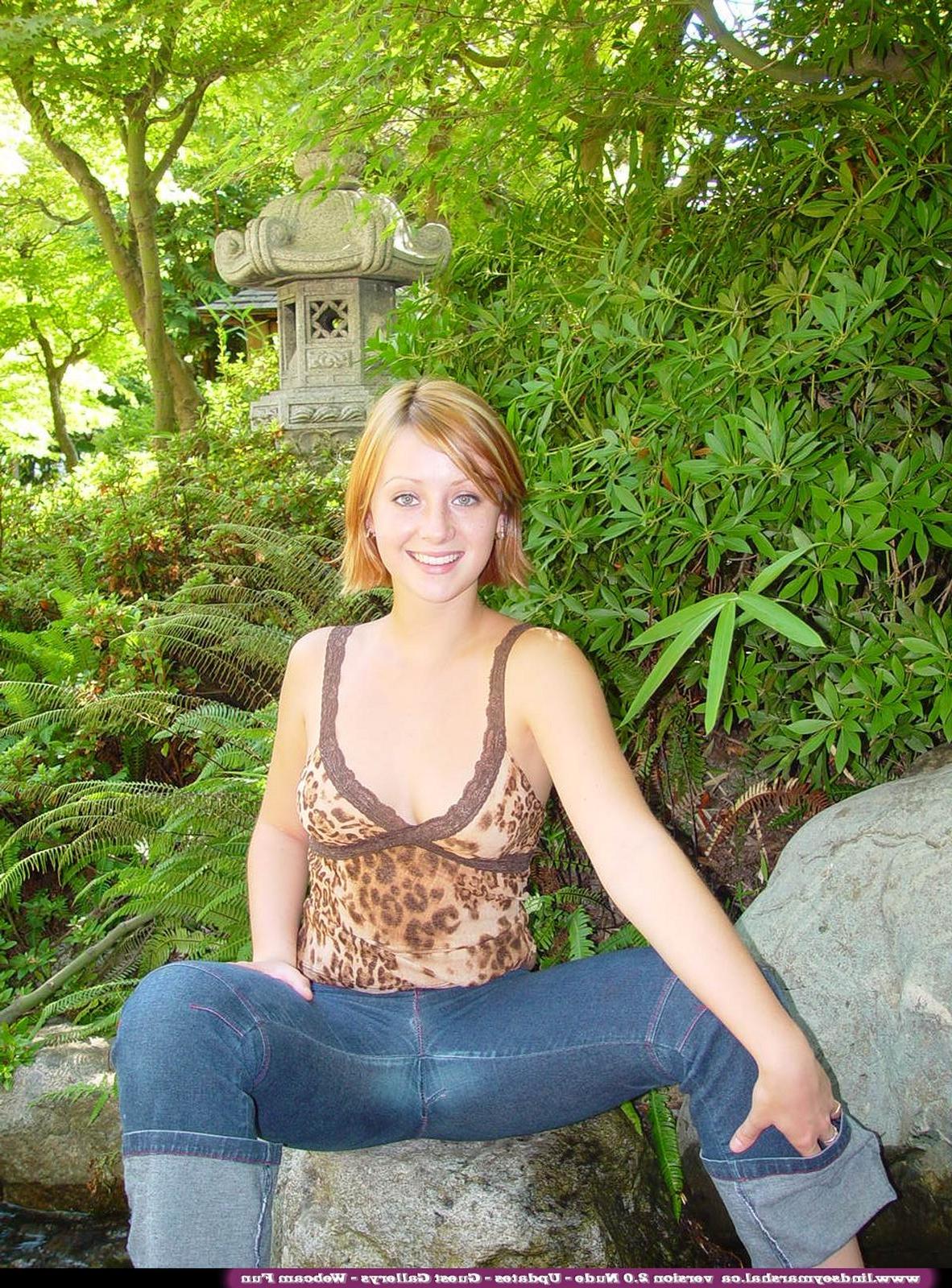 20P Pictures of Lindsey Marshal showing her pussy outside