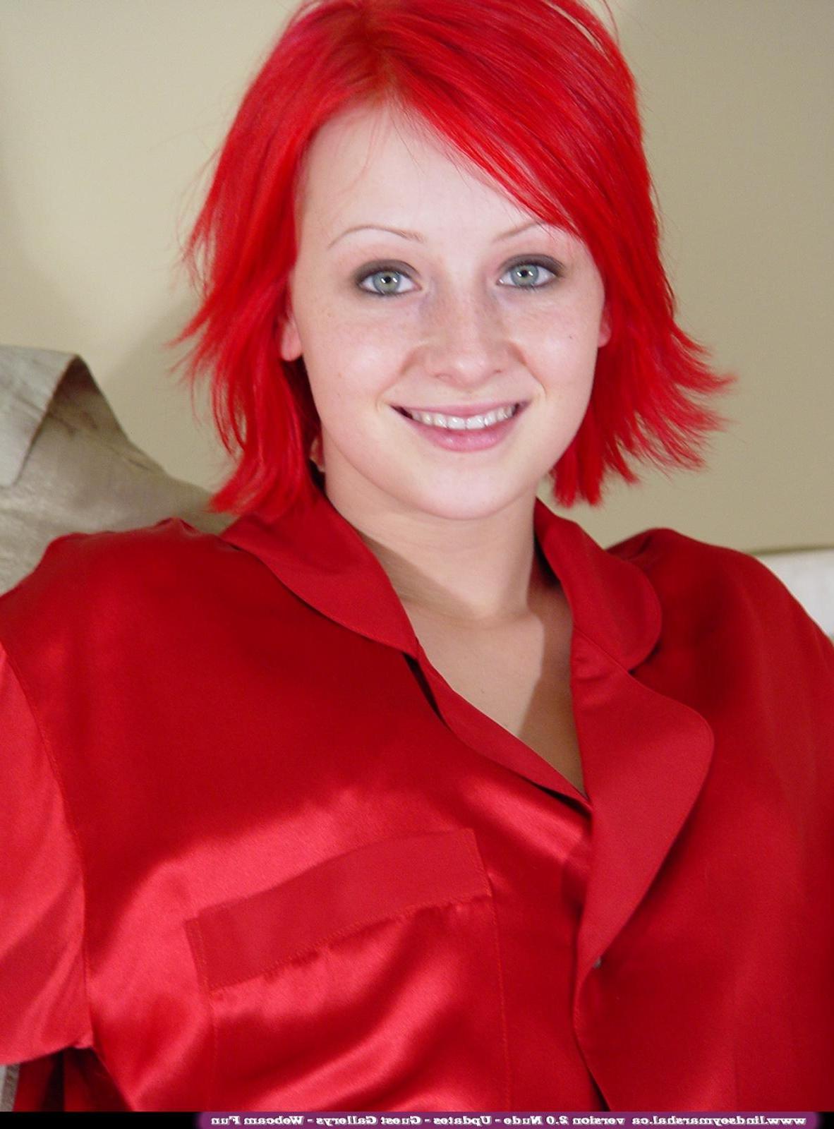 20P Pictures of Lindsey Marshal getting naked for you