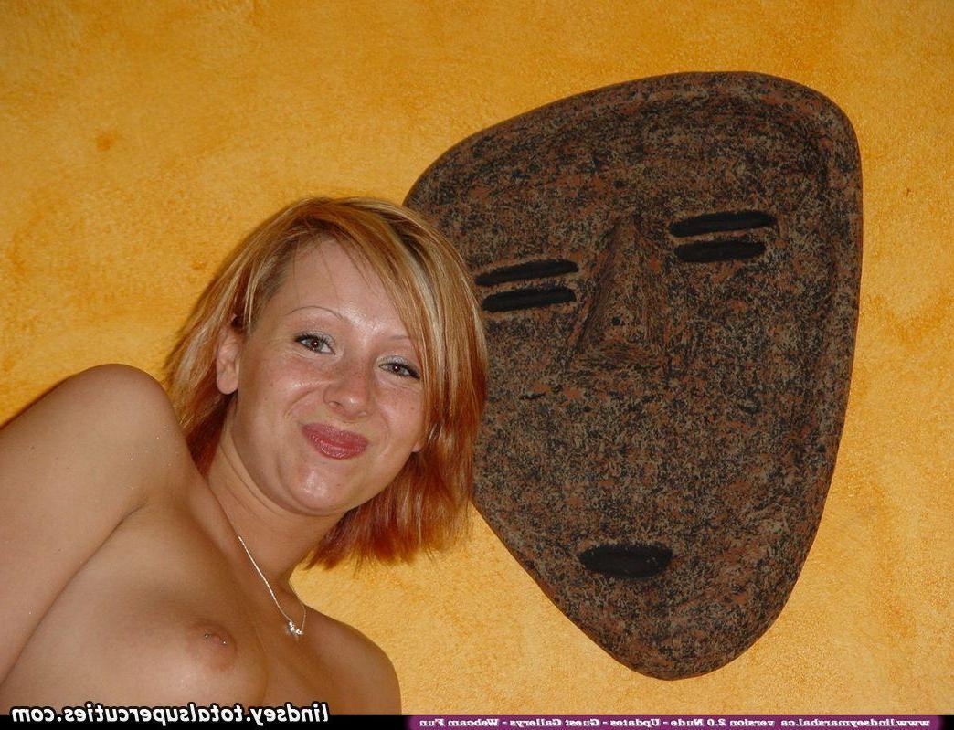 19P Pictures of Lindsey Marshal completely nude in bed