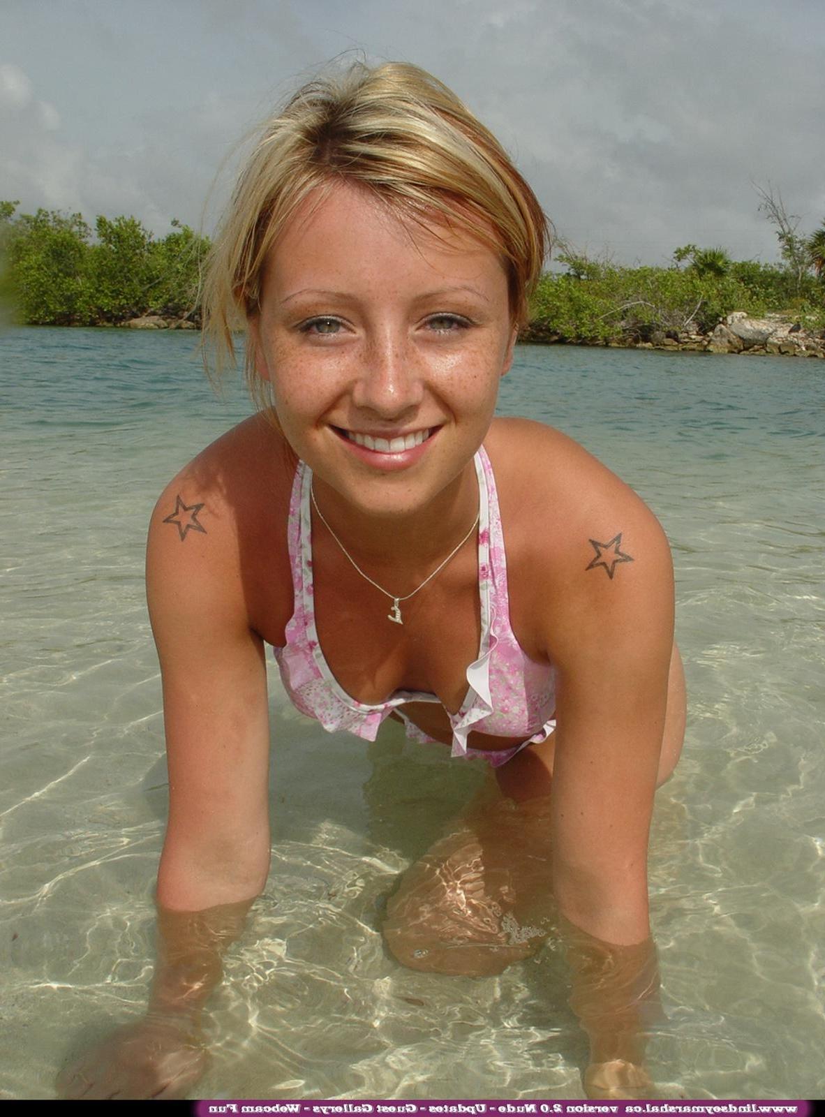 20P Pictures of Lindsey Marshal all naked on a beach