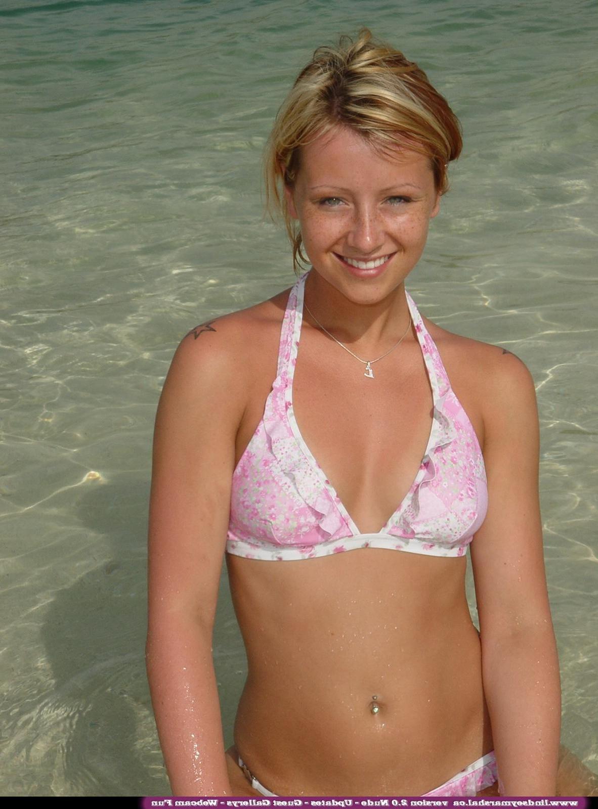 20P Pictures of Lindsey Marshal all naked on a beach