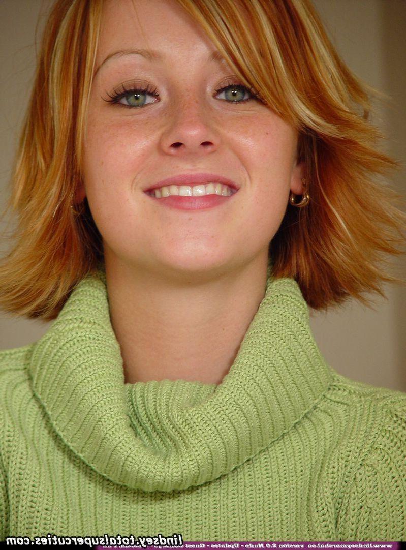 19P Pictures of Lindsey Marshal getting completely nude for you