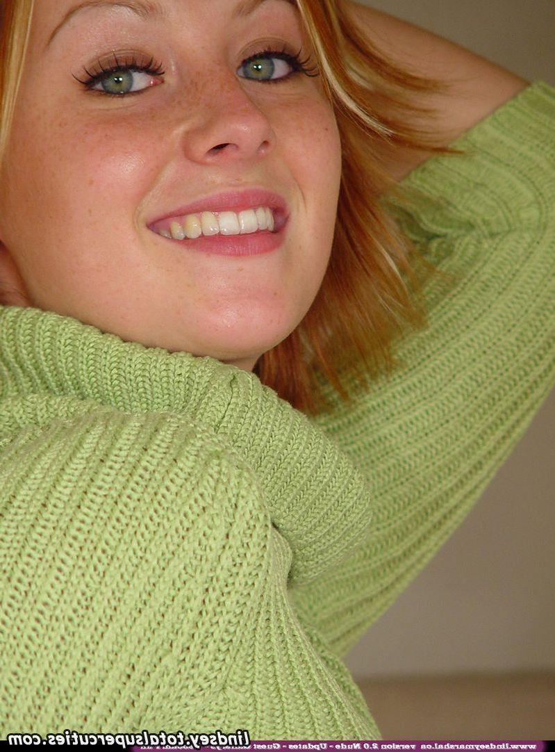 19P Pictures of Lindsey Marshal getting completely nude for you