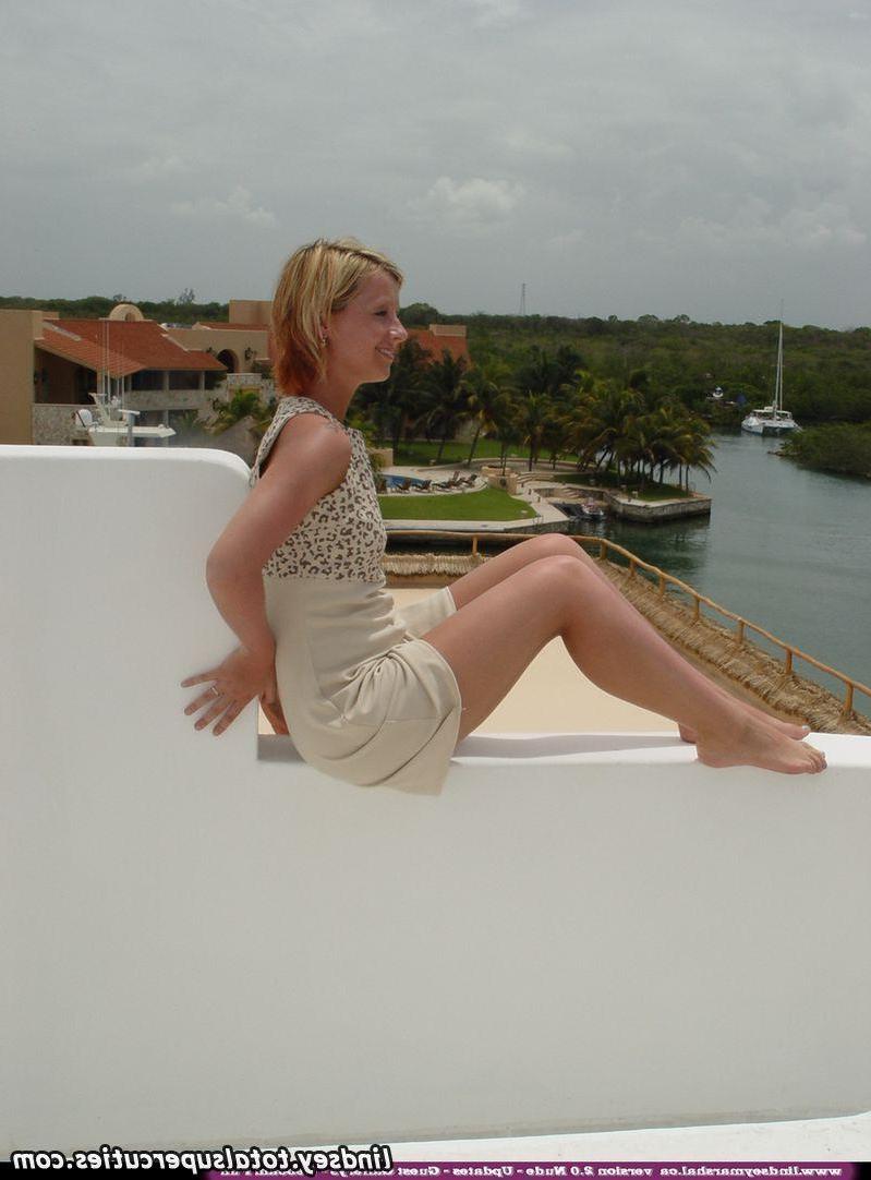 20P Pictures of Lindsey Marshal completely nude