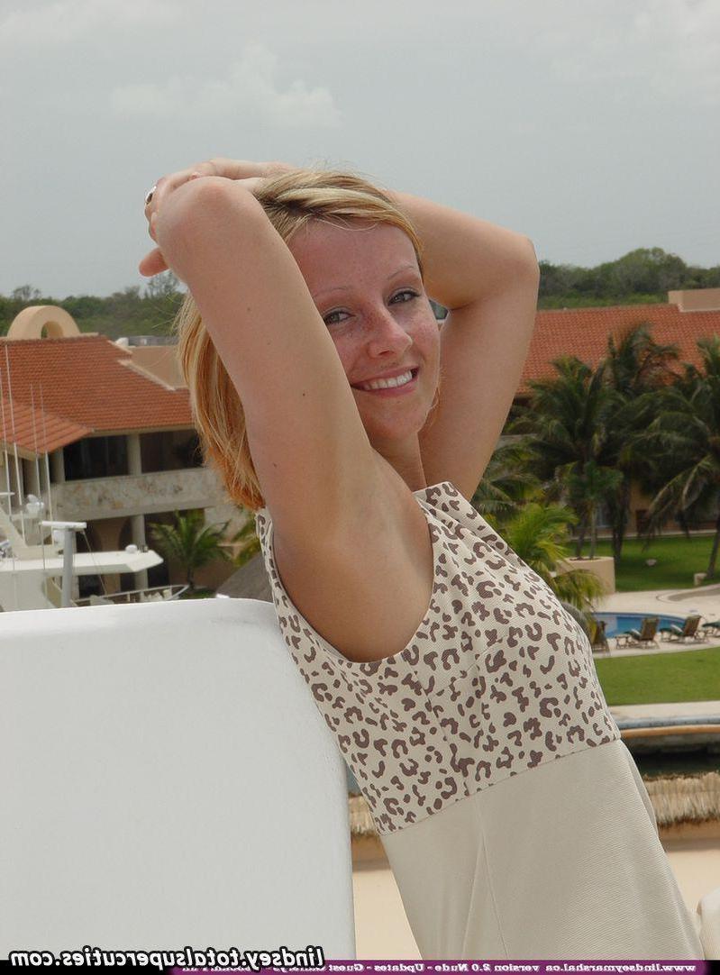 20P Pictures of Lindsey Marshal completely nude