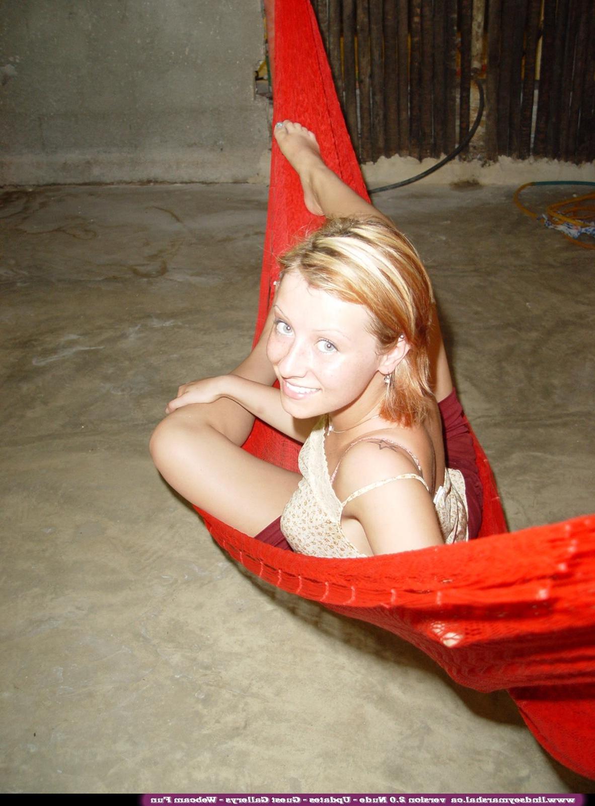 20P Pictures of Lindsey Marshal getting completely naked