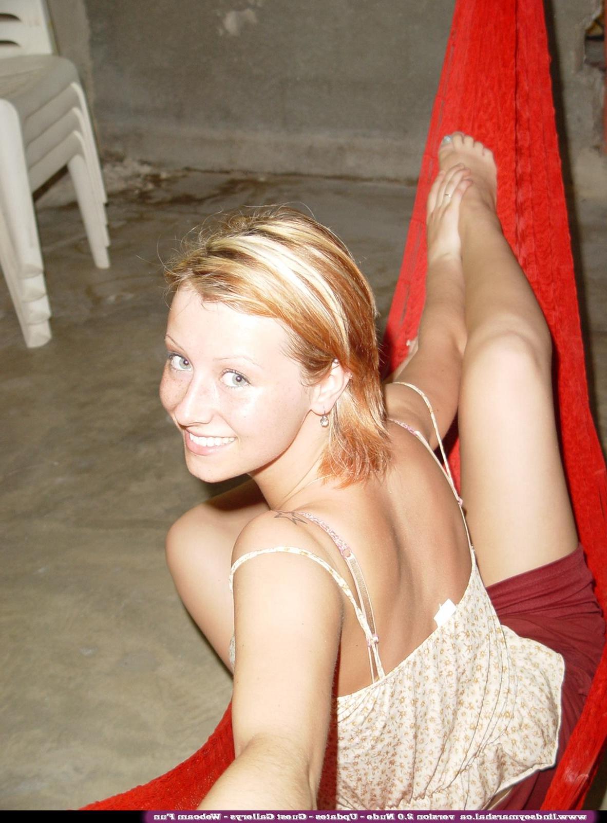 20P Pictures of Lindsey Marshal getting completely naked