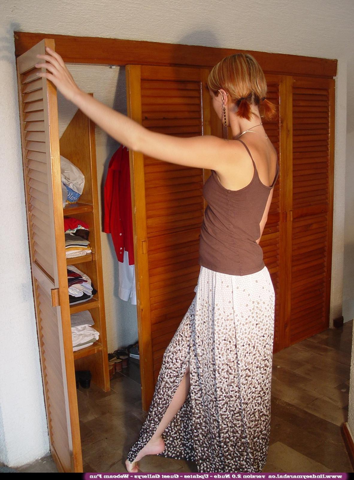 20P Pictures of Lindsey Marshal getting naked