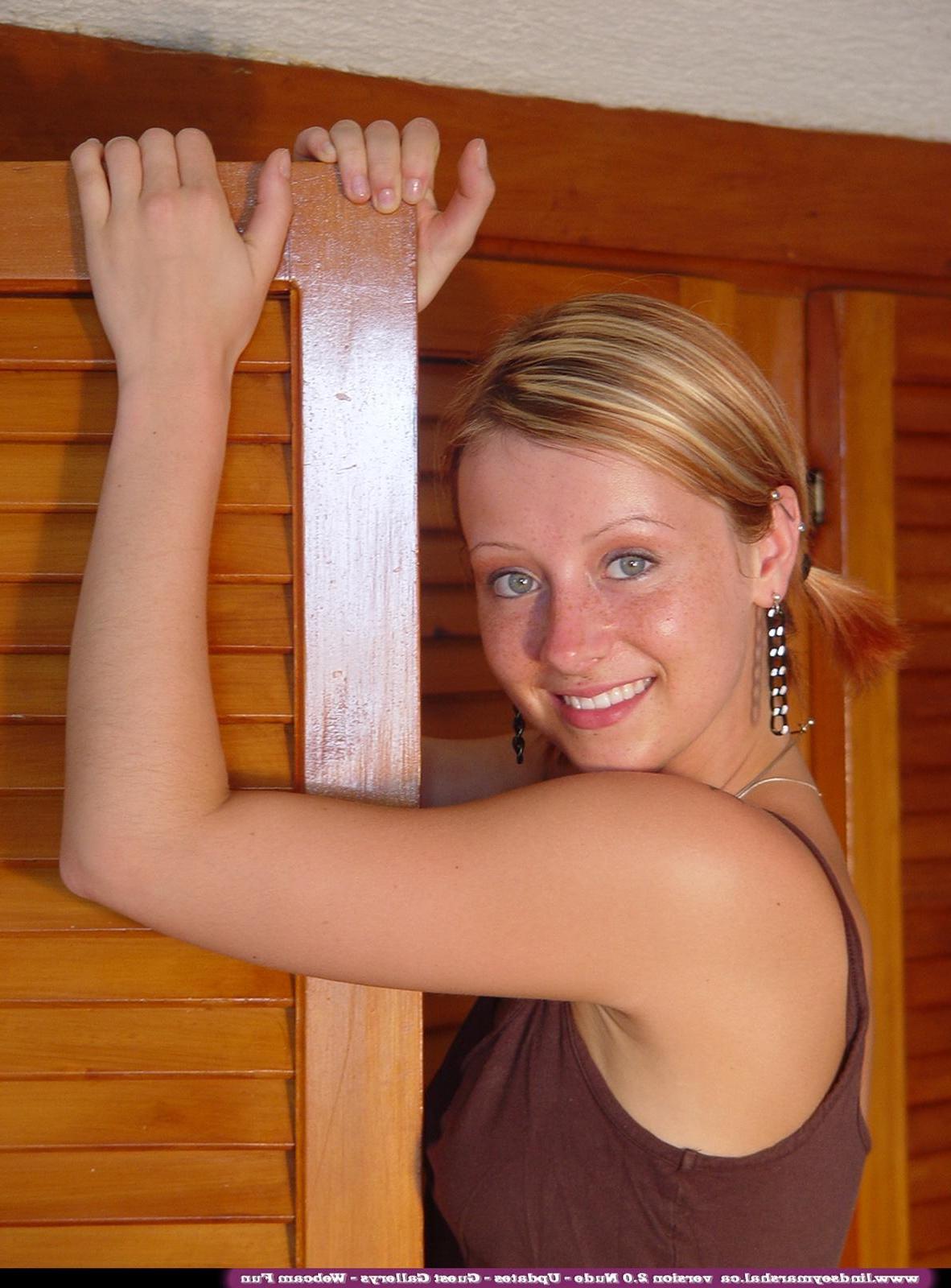 20P Pictures of Lindsey Marshal getting naked