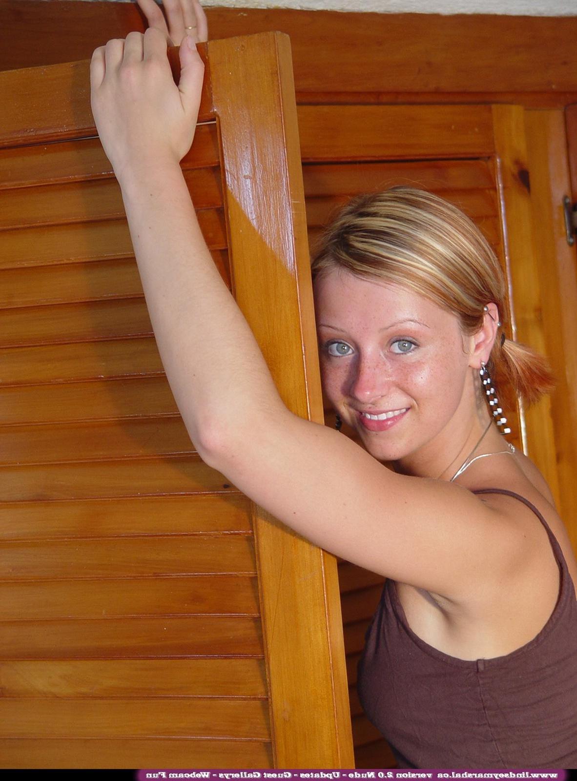 20P Pictures of Lindsey Marshal getting naked