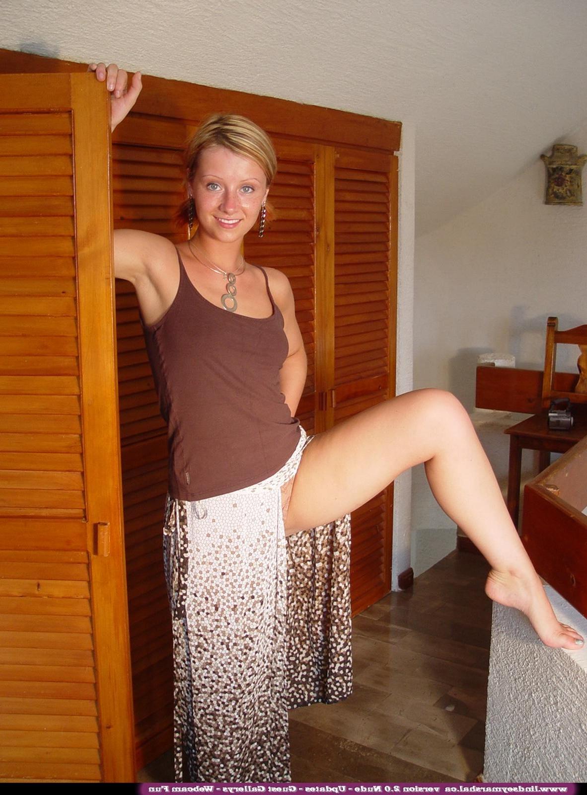 20P Pictures of Lindsey Marshal getting naked