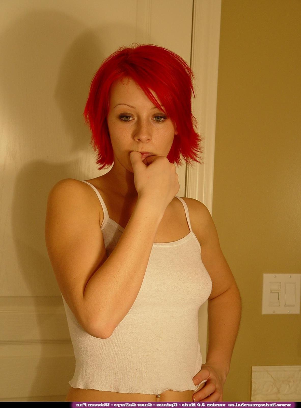 20P Pictures of Lindsey Marshal taking a shower in a white shirt