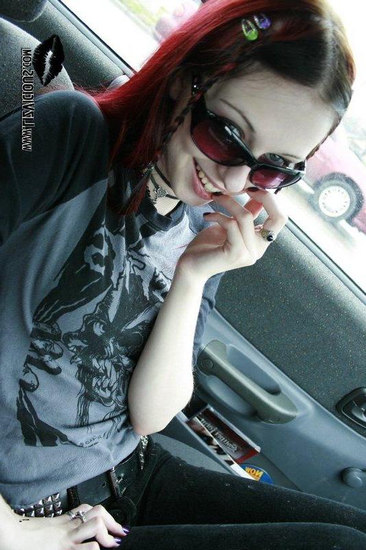 25P Pictures of Liz Vicious getting naughty in a car