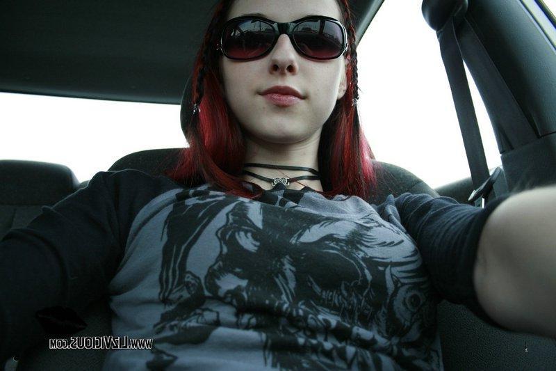 25P Pictures of Liz Vicious getting naughty in a car