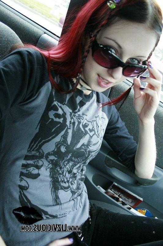 25P Pictures of Liz Vicious getting naughty in a car